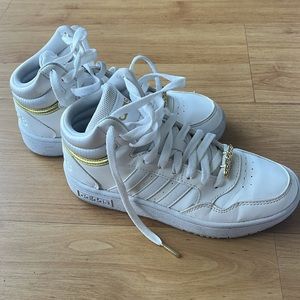 Adidas Women’s Hoops 3.0 Mid Classic, White, Gold, Metallic. Size: 5.5